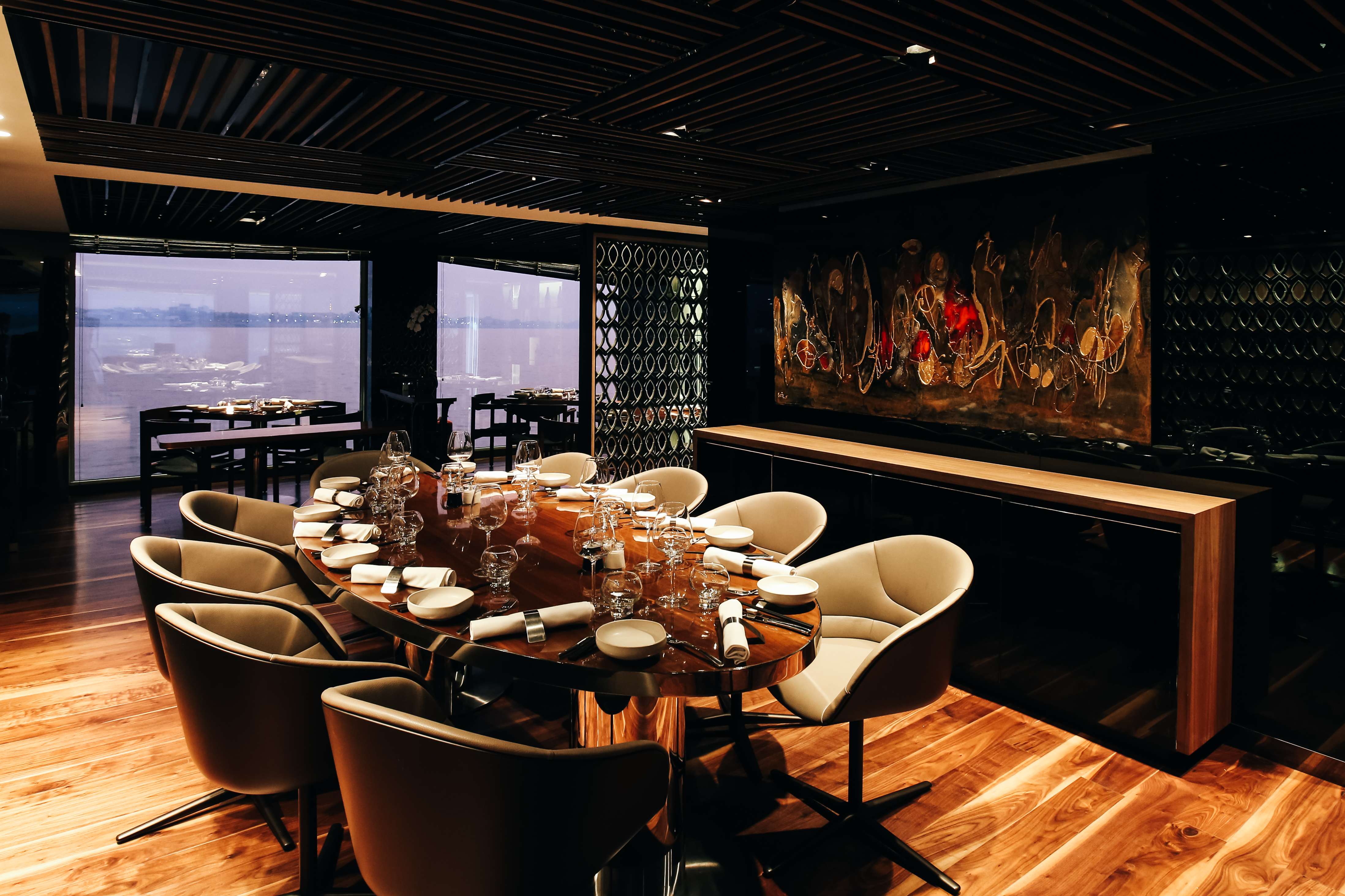 Teppanyaki Baari kutsuu intiimille kuuden asiakkaan illalliselle katsomaan, kun ammattitaitoiset kokit valmistavat ateriasi silmiesi edessä