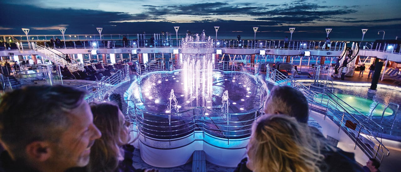 Räiskyvä ja värikäs musiikkiin koreografioitu vesishow uima-allaskannella