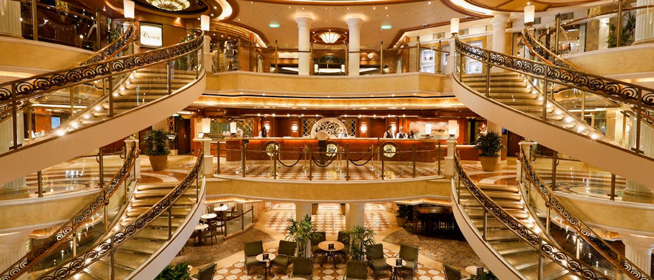 Jonglöörejä, muusikkoja ja akrobaatteja viihdyttämässä ”Piazzalla”