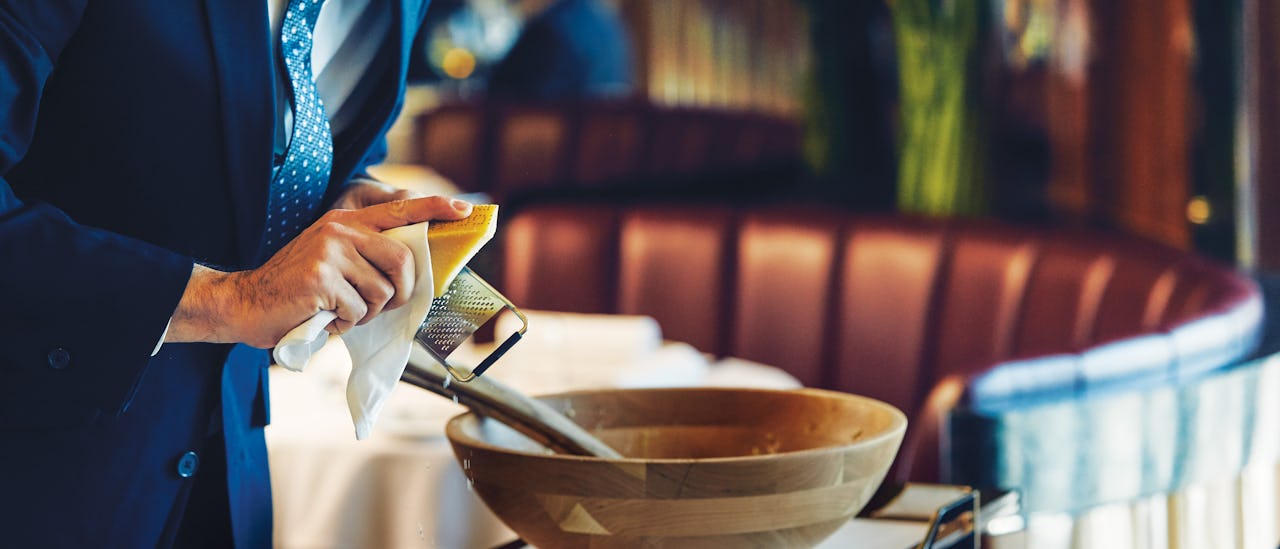 Pöydän luona valmistettua pastaa