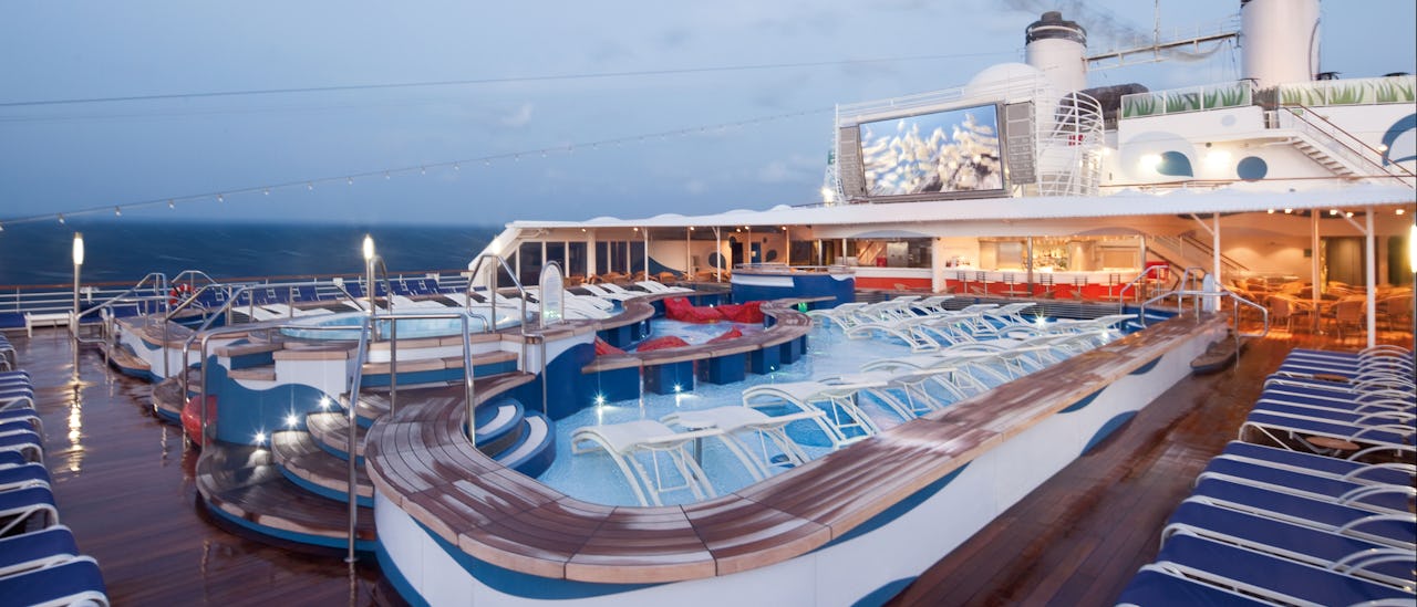 Rauhallinen allas laivan perällä