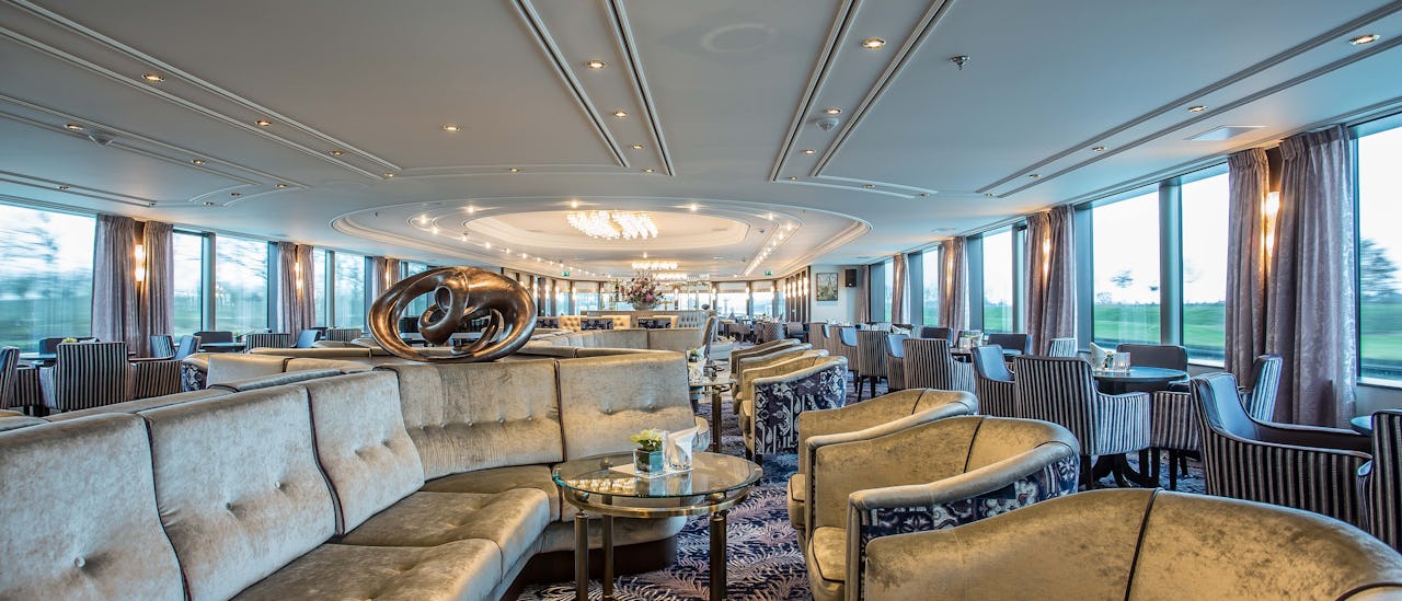 Enjoy the passing landscape with a drink in the bar of the panorama lounge