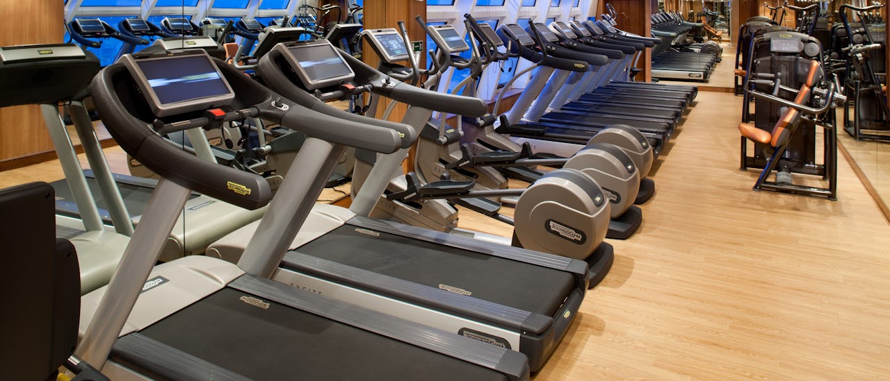 Treenaa merinäköalalla hyvin varustetulla kuntosalilla