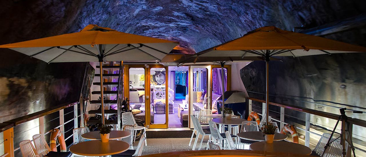 At the front of the barge, equipped with tables and parasols, you can easily share a moment with friends while enjoying the view.