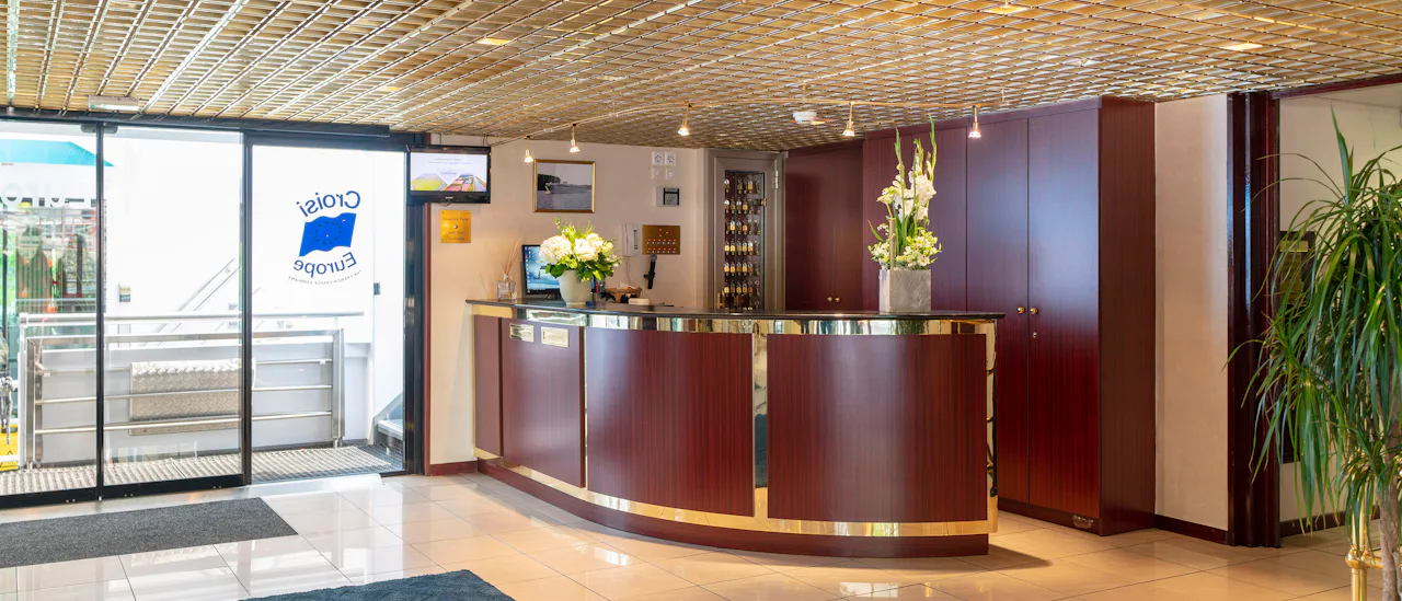 The Reception is the perfect place to meet with friends before excursions or to ask any information you may need to the staff