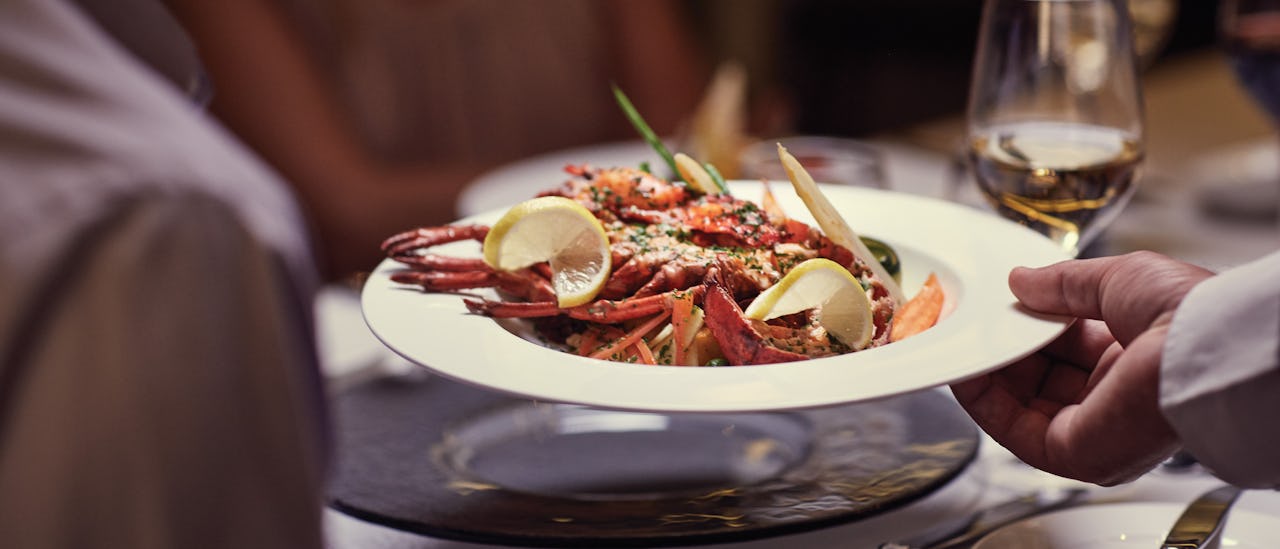 Herkullisia annoksia ja palkitun viiniekspertti Olly Smithin valikoimia viinejä The Glass House -erikoisravintolassa.