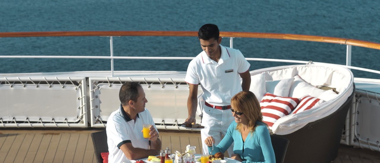 Outdoor dining at the buffet restaurant Le Rodrigues