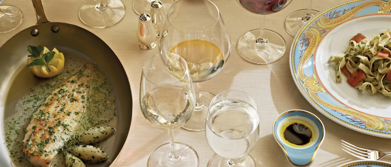 Ravintola Toscana juhlistaa intohimoa italialaiseen ruoanlaittoon, joka tarjoillaan erityisesti suunnitellulla Versace-posliinilla.