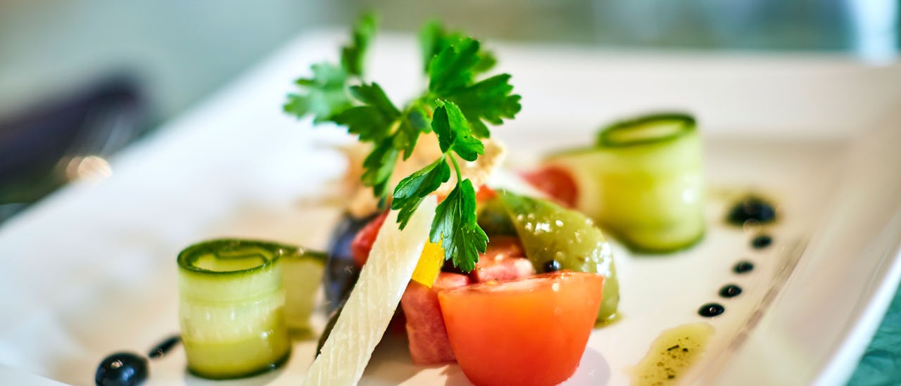 Herkullisia annoksia ja palkitun viiniekspertti Olly Smithin valikoimia viinejä The Glass House -erikoisravintolassa.