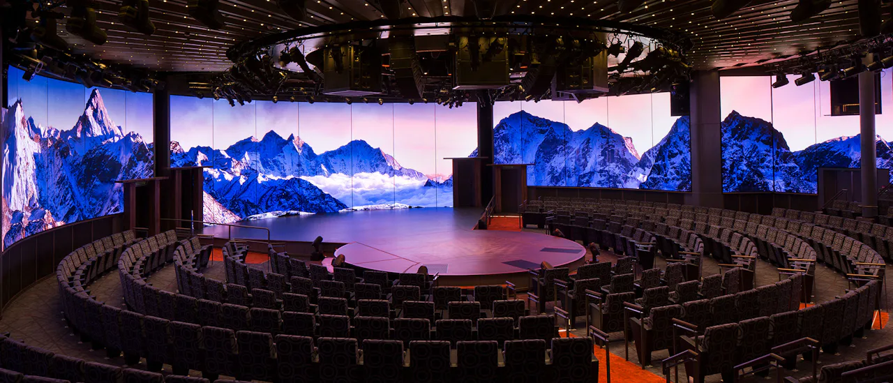Teatteri, jossa on 270 asteen surround-LED-näyttö