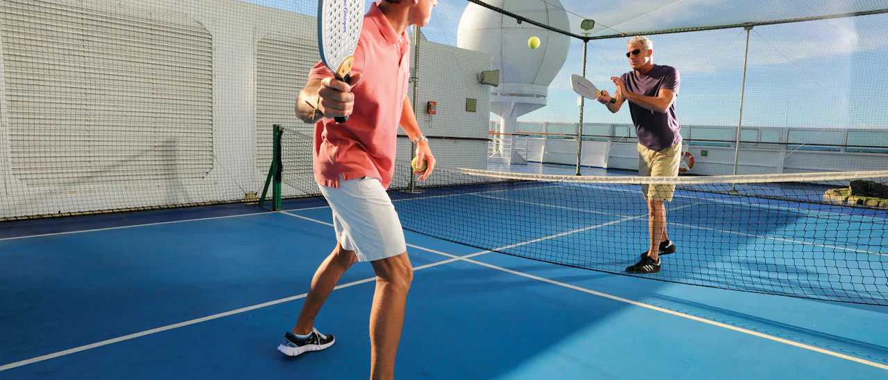 Kokoa ystäväsi padel-otteluun