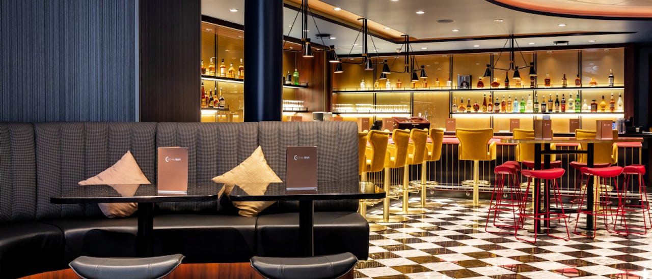 Live music awaits you in the Schau Bar on selected evenings