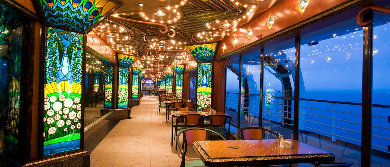 Buffet- ja á la carte -ravintola sisältyvät hintaan