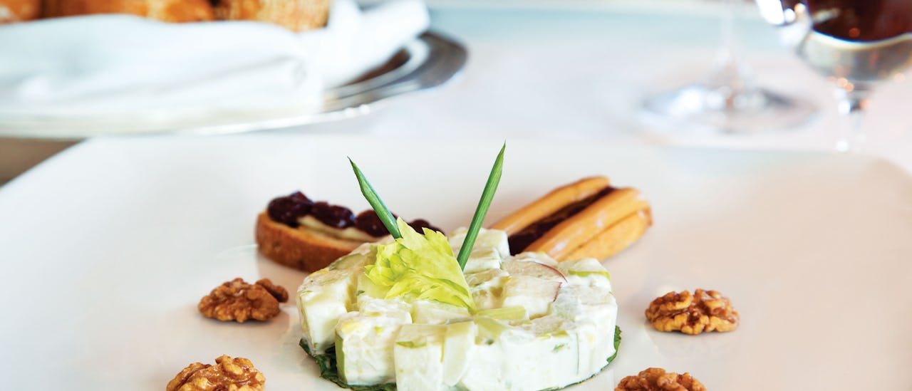 Italian kulinaarista intohimoa nautitaan ravintola Tuscan Steak Versacen-posliineista maistellen.