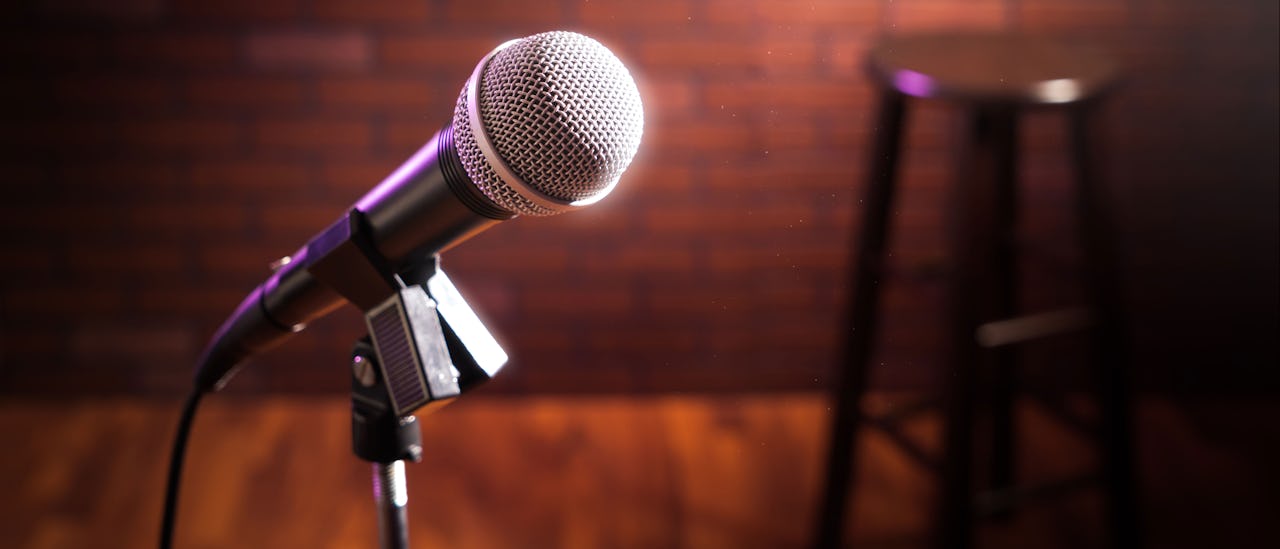 Koomikot kilpailevat yleisön viihdyttämisestä The Punch-liner -komediaklubilla