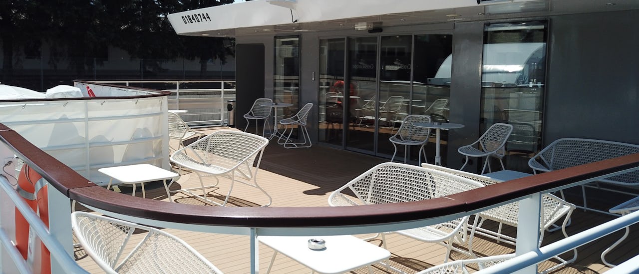 Located at the back of the ship, you can easily meet friends, relax enjoying the view.