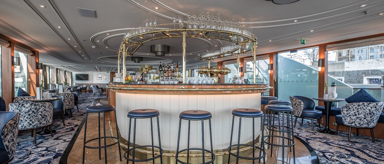 After your dinner you can have a delicious drink in the Tiara bar and enjoy the passing landscape