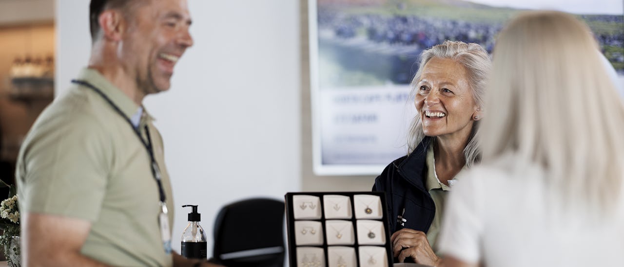 Etsi uniikkeja vaatteita, kirjoja tai paikallisia erikoisuuksia kaupasta