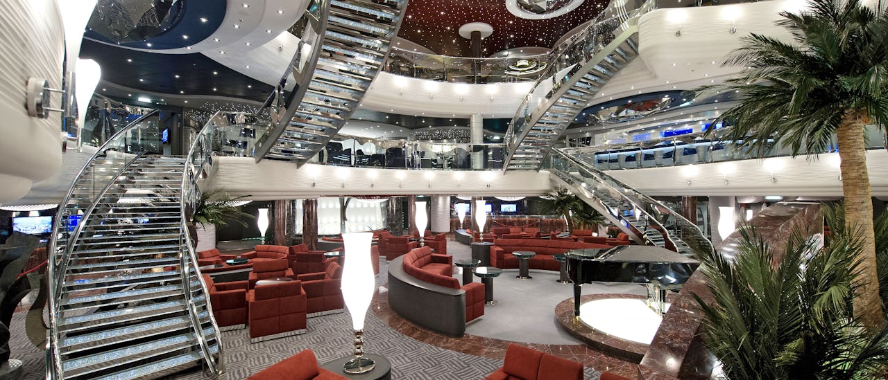 Yksi atriumin porrasaskelmista on aitoa Swarovski-kristallia