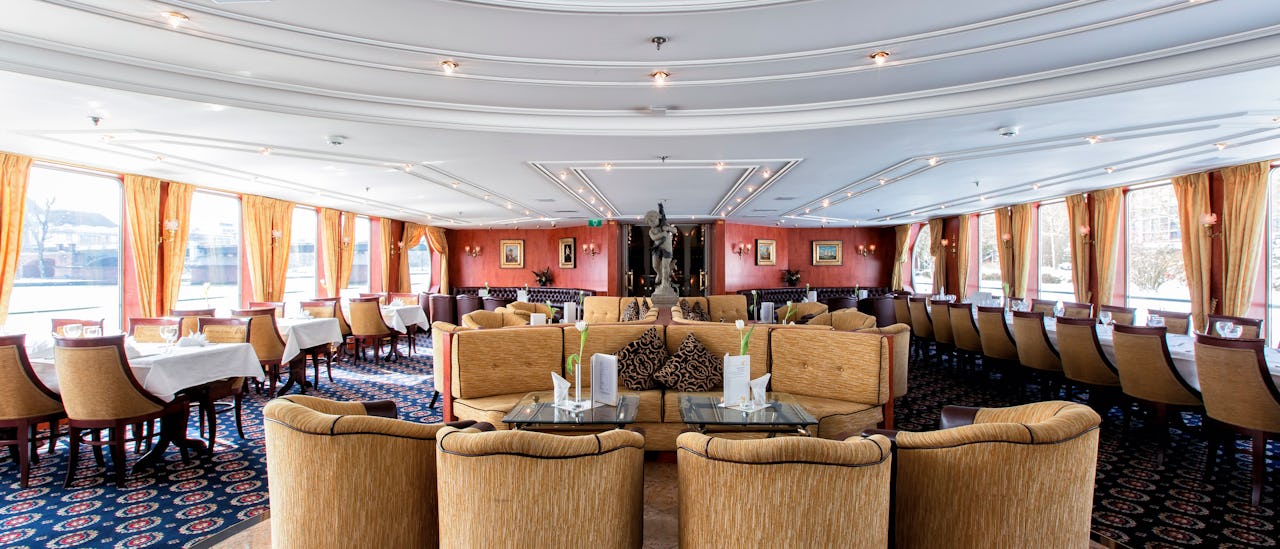 The atmosphere on board the MS Gloria is cosy and informal, with a touch of elegance and luxury