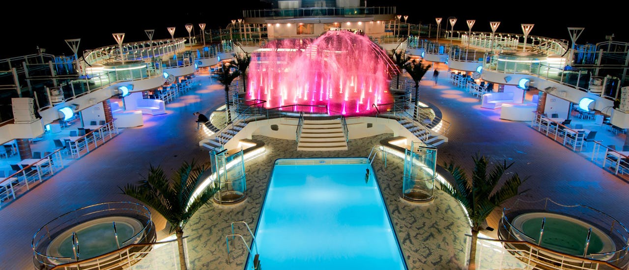 Katsele elokuvia allaskannella tähtien valossa