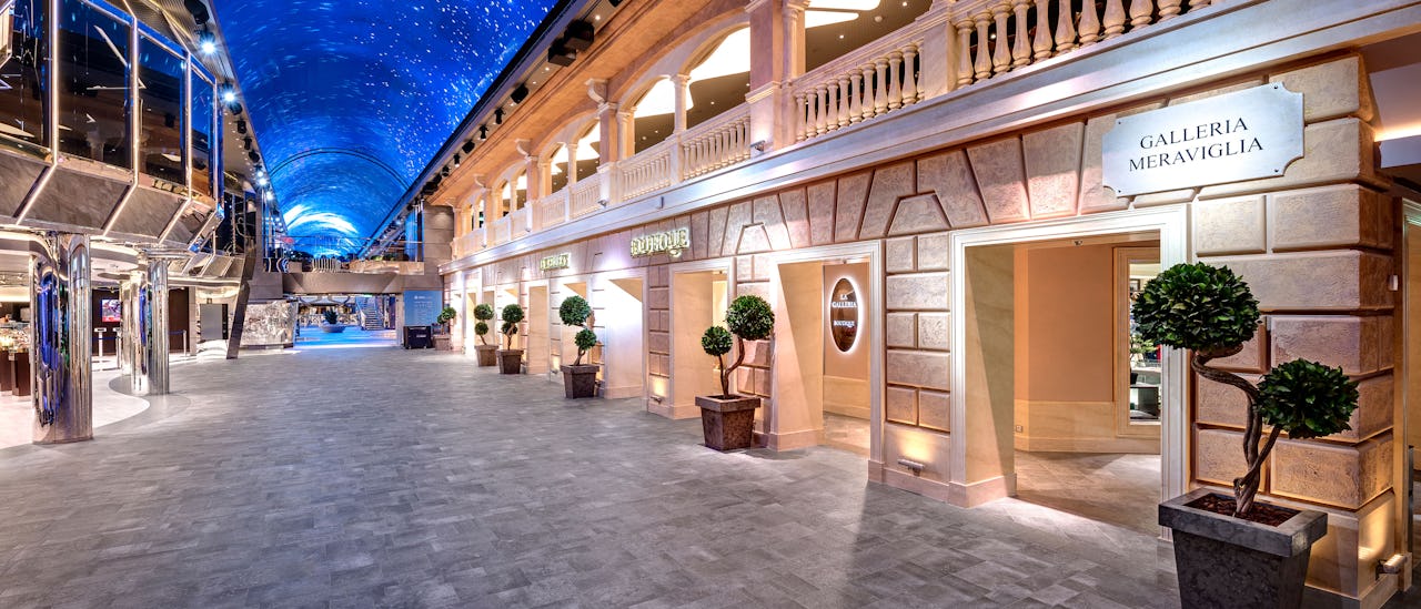 Tämä 96 metriä pitkä kävelykatu 480 neliömetrin LED-näytön alla on täynnä putiikkeja, baareja ja ravintoloita.