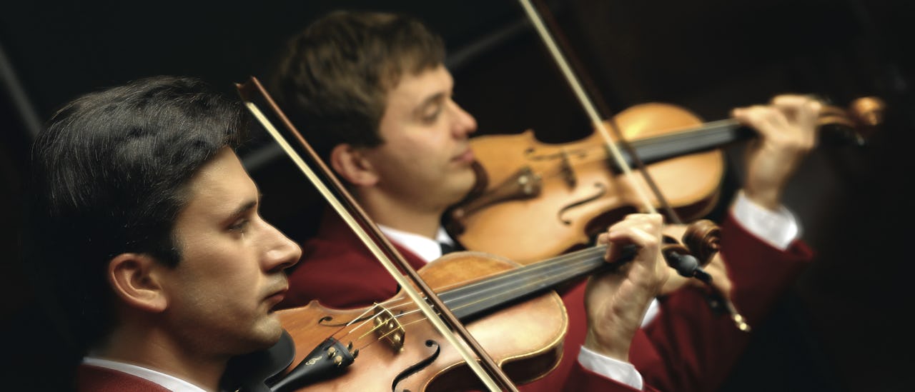 Sooloesitykset ja musiikilliset esitykset tekevät joka illasta eloisan laivalla