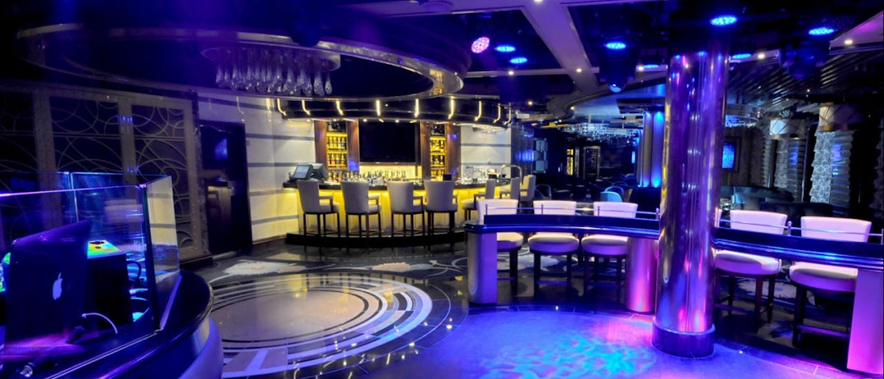 Tanssi elävän musiikin tahtiin Club Fusionissa