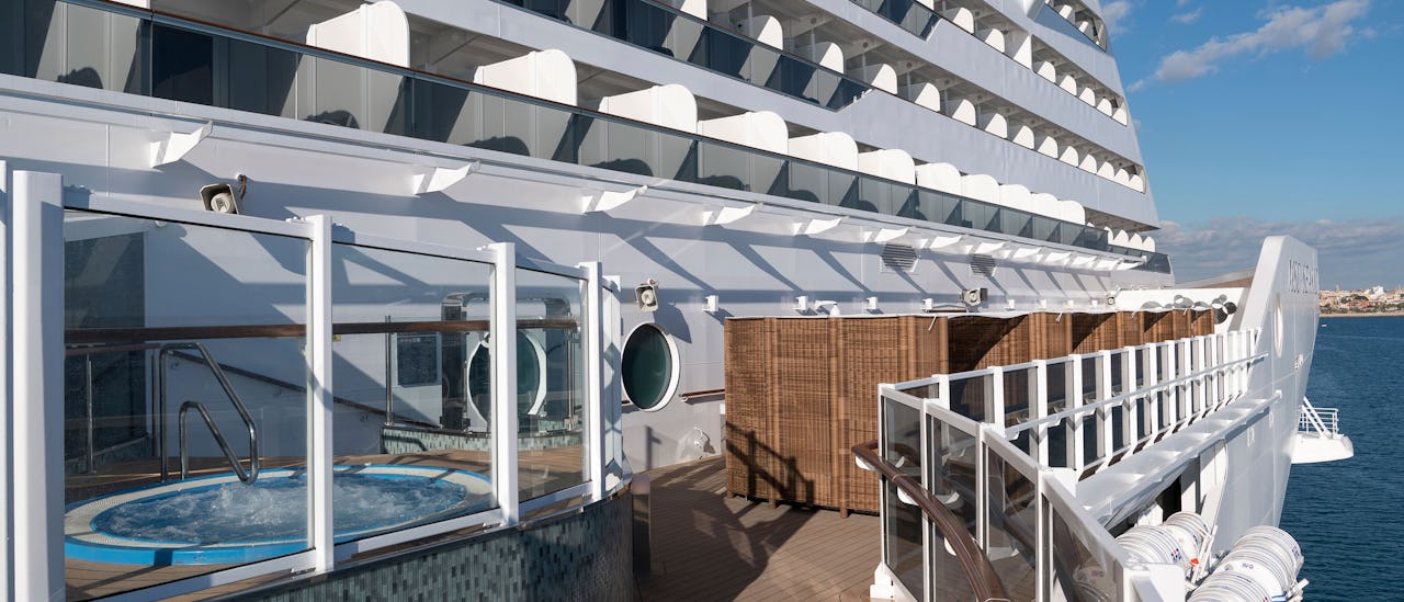 Yksi hieman rennommista alueista 360° Waterfront Boardwalkilla