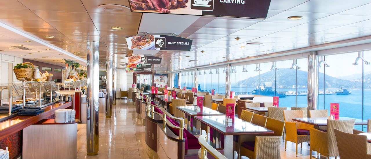 Buffet- ja á la carte -ravintola sisältyvät hintaan