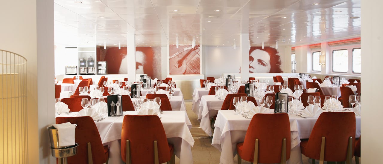 I huvudrestaurangen är atmosfären avslappnad men ändå elegant