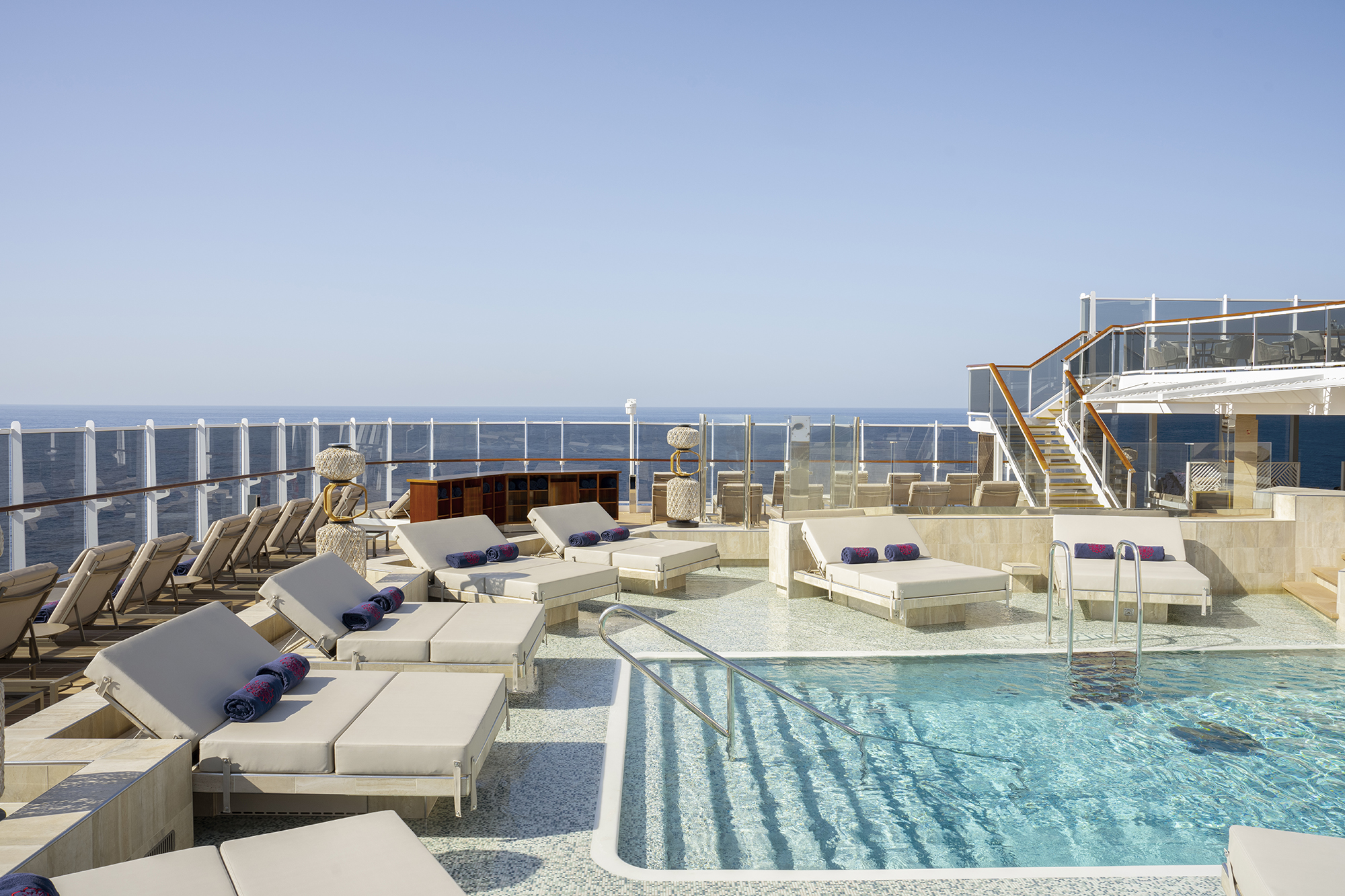 Atoll Pool & Bar - rento ja intiimi allasalue