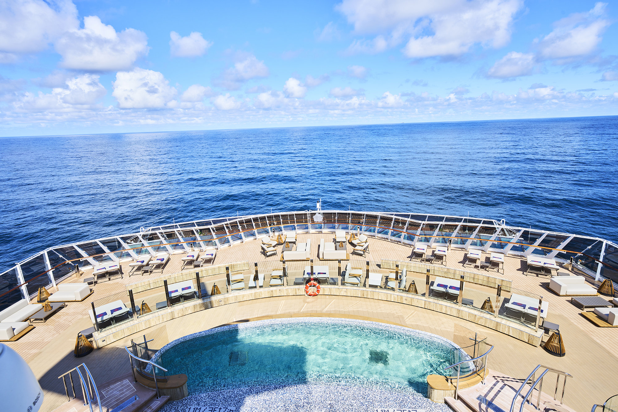 Helios Pool & Bar - vain aikuisille varattu panorama allas- ja lounge kokemus