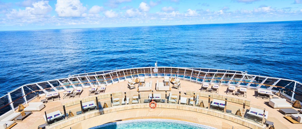 Helios Pool & Bar - vain aikuisille varattu panorama allas- ja lounge kokemus