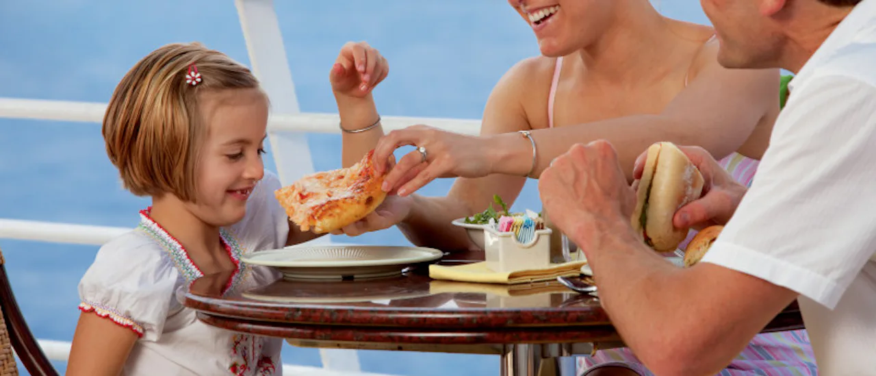Pysähdy nauttimaan pizzasta altaalla