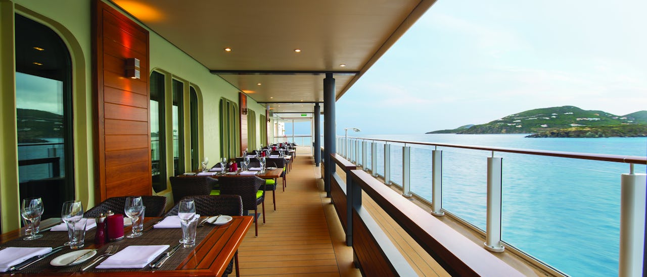 Vietä aikaa yhdessä Waterfrontin monista baareista ja terasseista