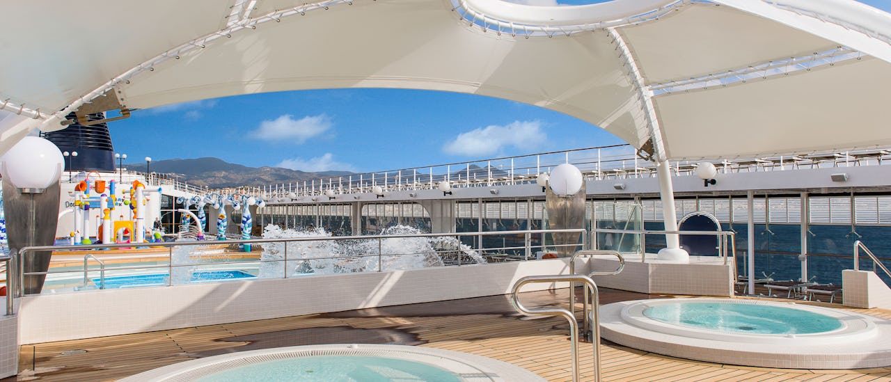 Kaksi monista porealtaista