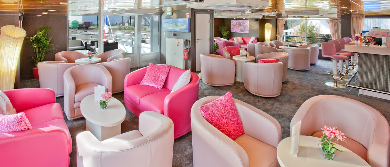 Unwind in this pleasurable place with a cocktail in hand while listening to the piano