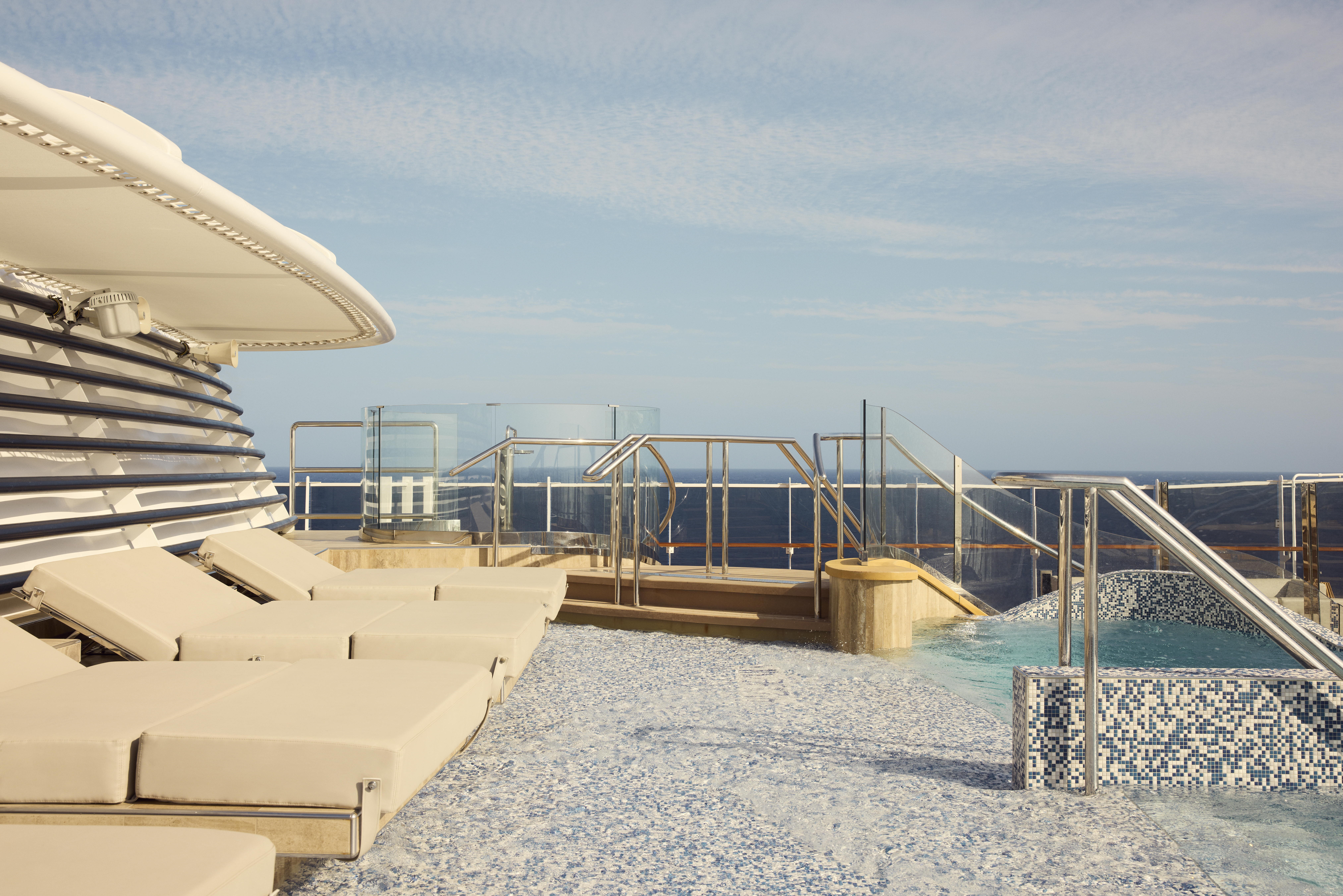 Atoll Pool & Bar - rento ja intiimi allasalue