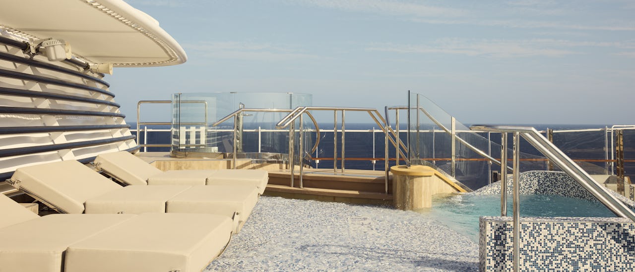 Atoll Pool & Bar - rento ja intiimi allasalue