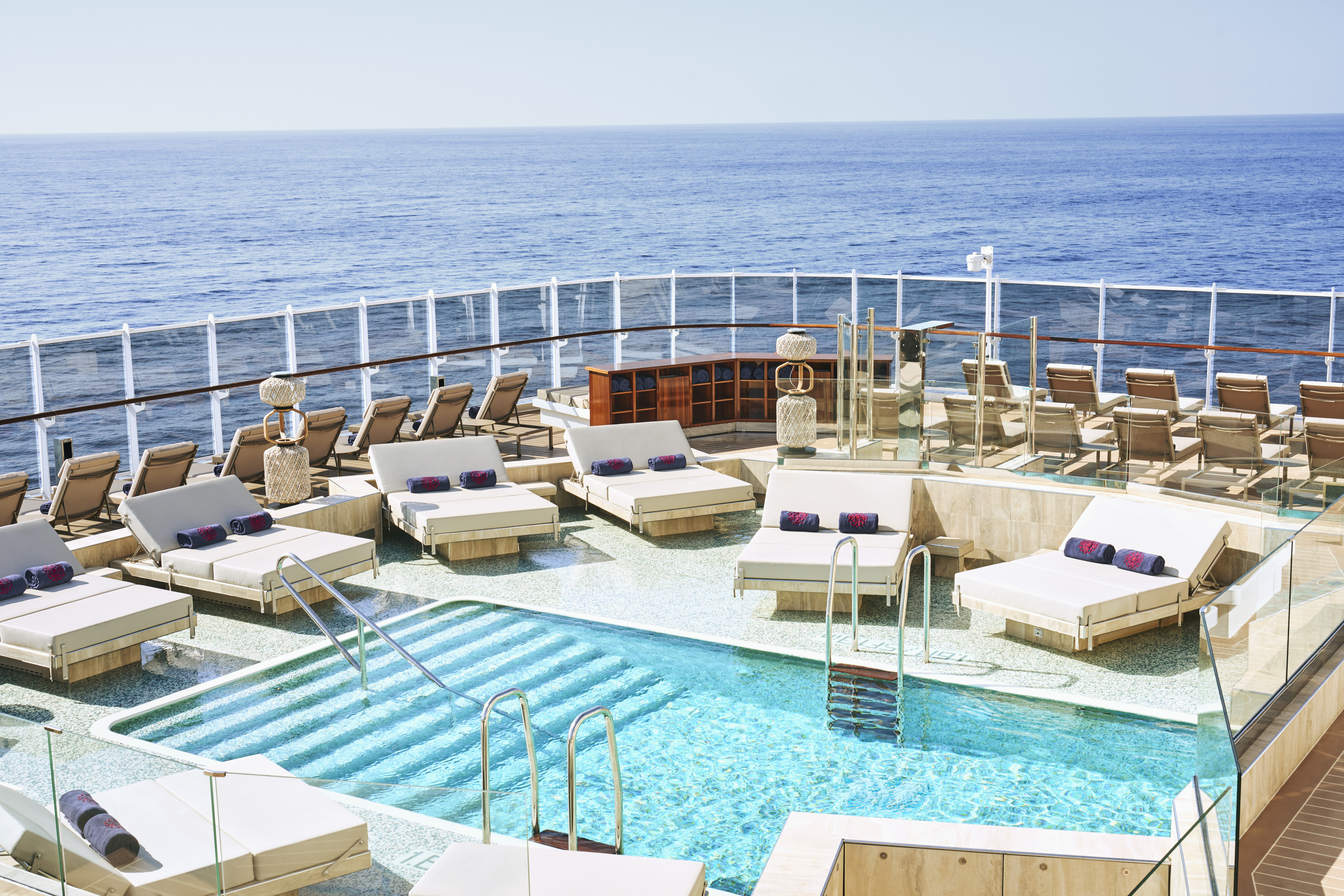 Atoll Pool & Bar - rento ja intiimi allasalue