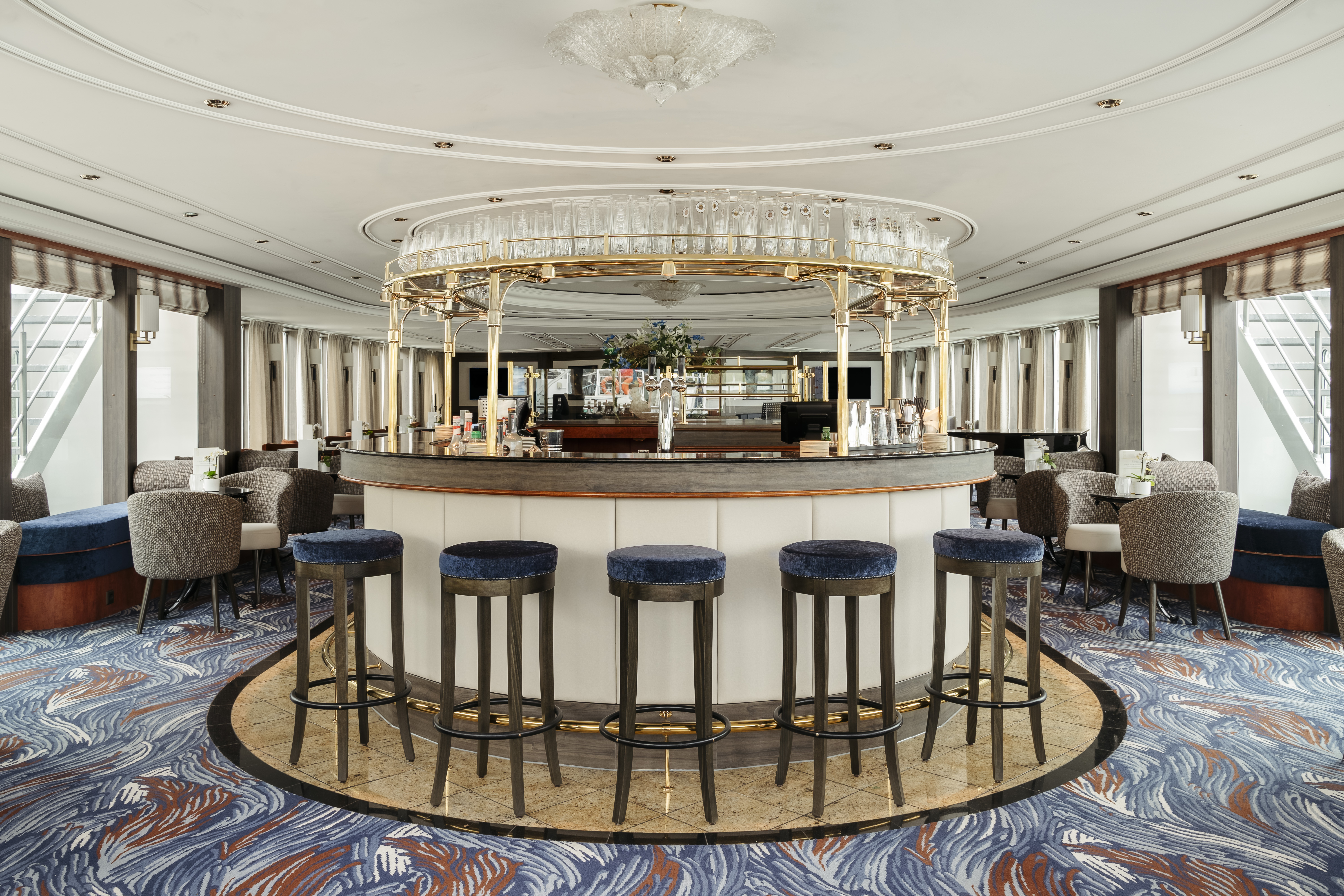 Nauti ohitse lipuvasta maisemasta virkistävän juoman kanssa baarissa