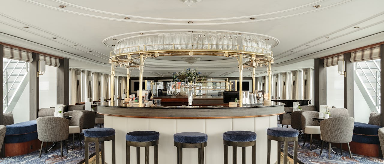 Nauti ohitse lipuvasta maisemasta virkistävän juoman kanssa baarissa