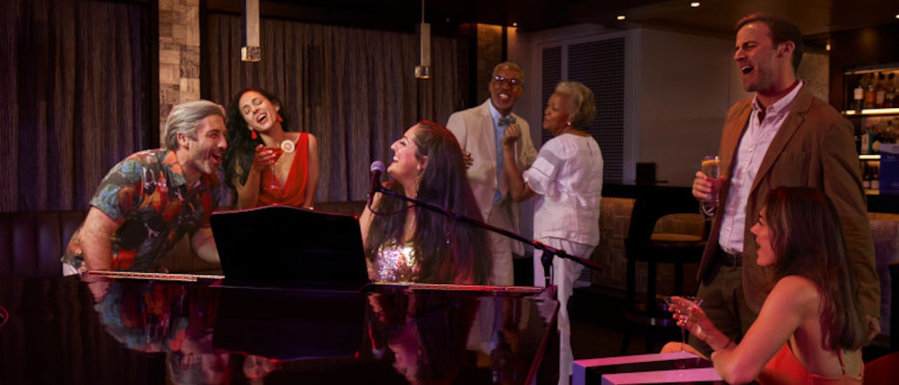 Korkea tunnelma pianobaarissa