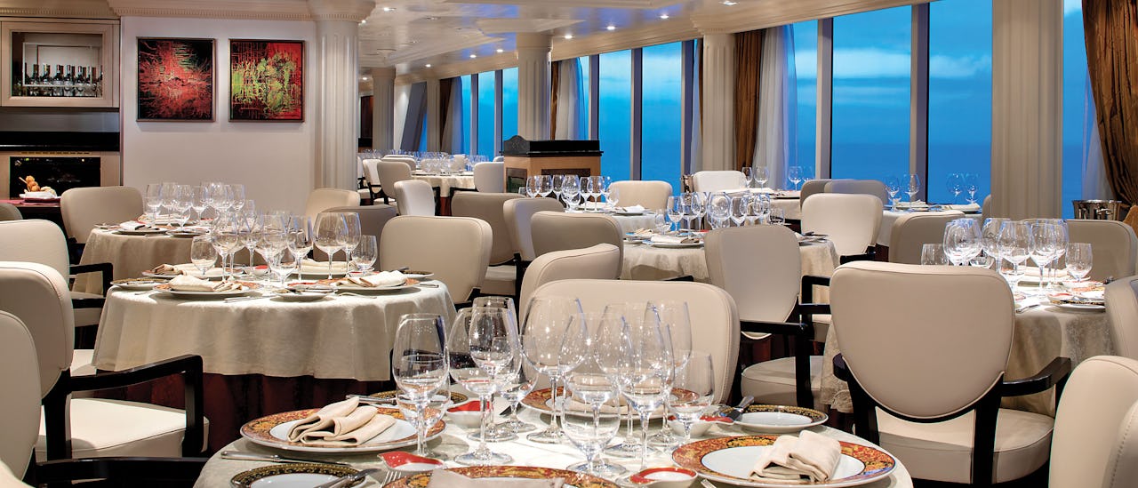 Toscana-ravintola juhlistaa italialaisen ruoanlaiton intohimoa, joka tarjoillaan erityisesti suunnitellulla Versace-posliinilla.