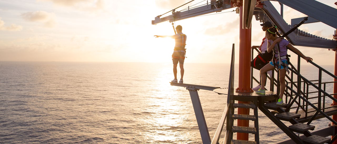 Seikkailuradan haasteellisinta osaa kutsutaan ”lankuksi”. Nauti merinäköalasta ja kurkkaa alas lyöviin aaltoihin – jos uskallat.