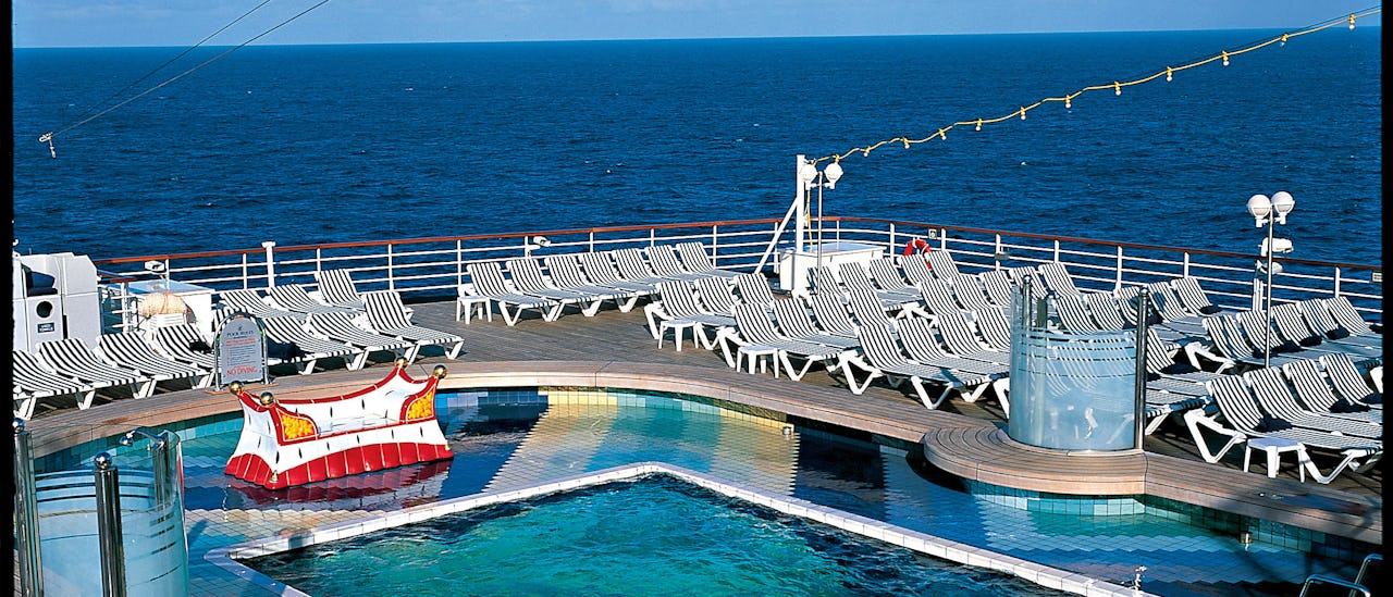 Rauhallinen uima-allaskansi laivan perällä