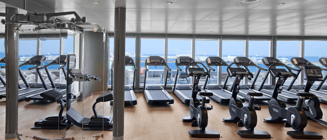 Treenaa merinäköalalla hyvin varustetulla kuntosalilla