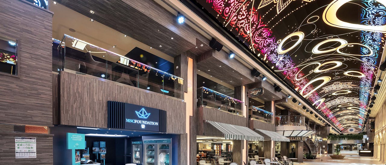 Ostosmahdollisuuksien ja erikoisravintoloiden lisäksi promenadella on merten pisin ja upein LED kattokupoli.