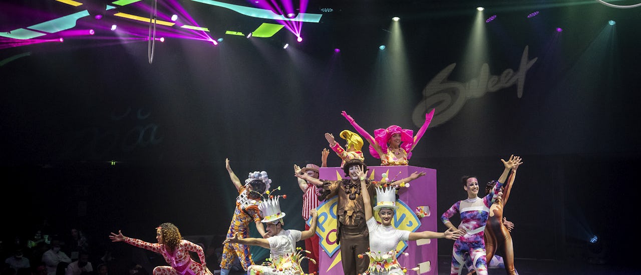 Suuressa panoraamaikkunoilla reunustetussa oleskelutilassa näytetään pulssia kohottavia esityksiä yhteistyössä "Carousel Productions at Sea" kanssa